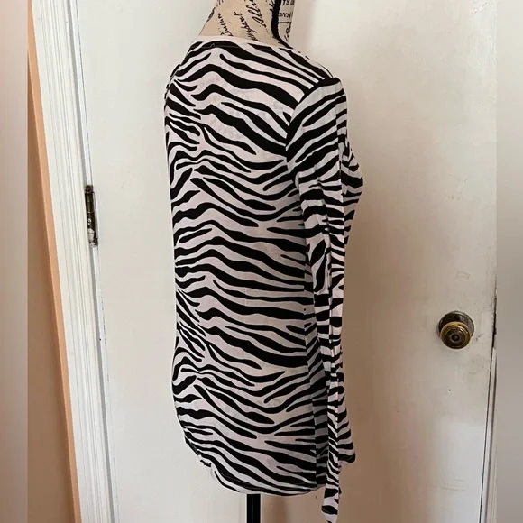 Ladies Zebra Fashion Set (4) Piece: Top, Skirt, Pocketbook & Lanyard 🦓 - Picture 7 of 16